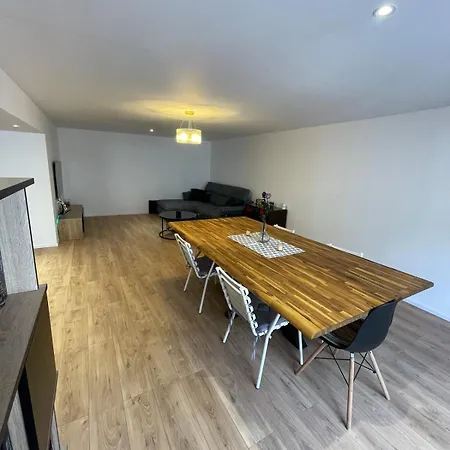 Grande Maison De Groupe Au Centre De Avec Billiard Et Garages Privés *